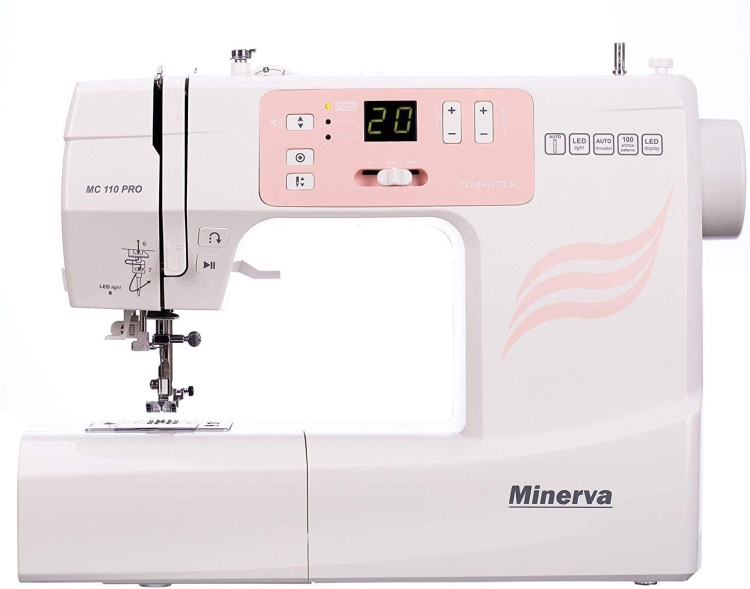 Maszyna do szycia Minerva MC110 PRO w kolorze białym z różowymi akcentami. Posiada cyfrowy wyświetlacz, przyciski do ustawień, wbudowane oświetlenie LED i różne funkcje szycia. Ujęcie frontalne, produkt stojący na stole.