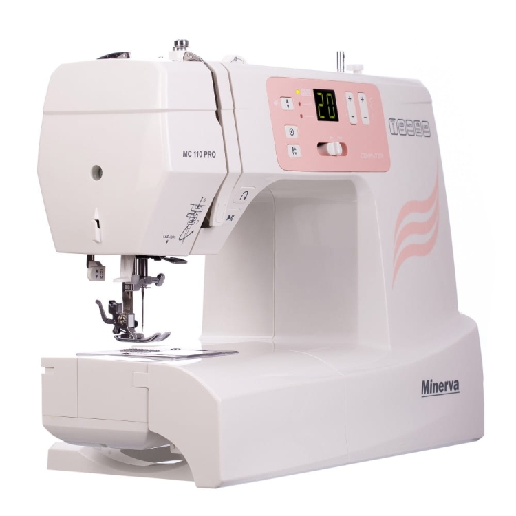 Maszyna do szycia Minerva MC110 PRO w kolorze białym z różowymi akcentami. Widoczny ekran LED, przyciski do wyboru funkcji oraz stopka igłowa. Ujęcie z boku, produkt stoi na płaskiej powierzchni. Logo Minerva na obudowie.