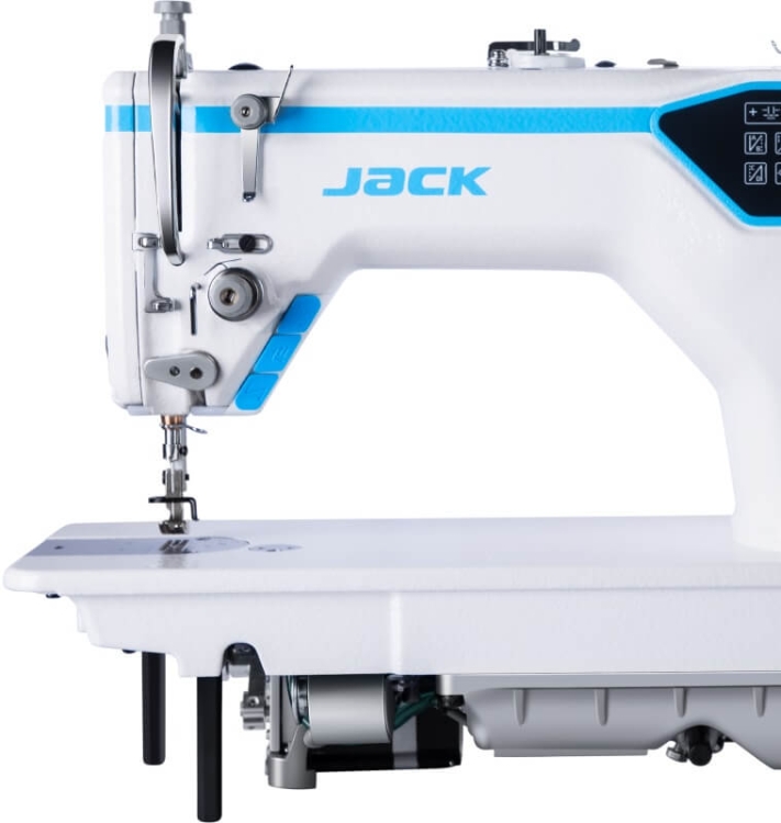 Stebnówka JACK A7-D w kolorze białym z niebieskimi akcentami, z elektronicznym systemem transportu. Ujęcie z boku, pokazujące igłę, płytkę do szycia i mechanizm transportowy. Widoczne przyciski sterujące oraz logo JACK.