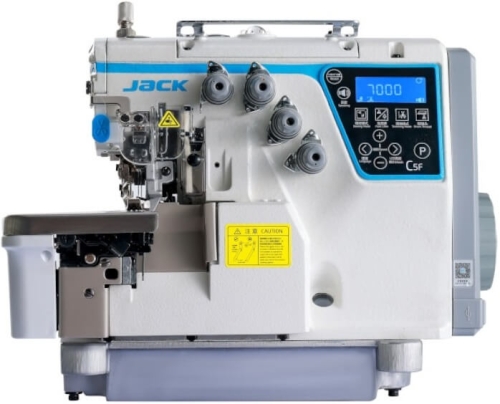 Owerlok Jack C5F-4 to automatyczna maszyna do szycia z 4 nitkami. Widoczna z boku, ma niebieskie logo, cyfrowy wyświetlacz oraz kilka szpul z nitkami. Z przodu znajduje się stół roboczy oraz elementy sterujące.