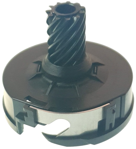Chwytacz do maszyny do szycia Janome JUNO E1050, czarny, z metalowym wykończeniem. Widać spiralny element w centralnej części oraz uchwyt do mocowania. Produkt ukazany z przodu, na białym tle, co podkreśla jego szczegóły konstrukcyjne.