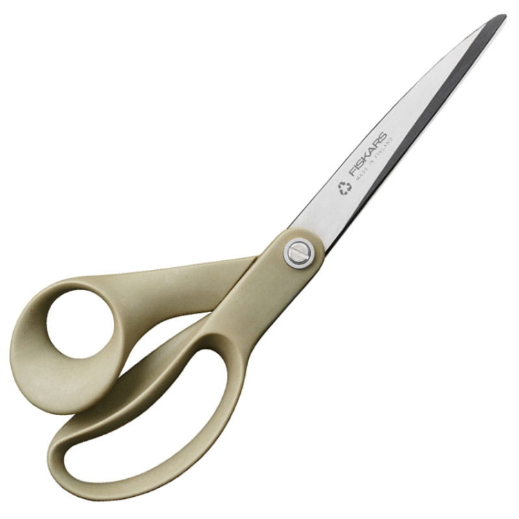 Nożyczki uniwersalne Fiskars ReNew 1058094 o długości 21 cm, z ostrzem ze stali nierdzewnej i ergonomicznymi uchwytami w kolorze beżowym. Ujęcie z boku, pokazujące detale rączki i logo marki.