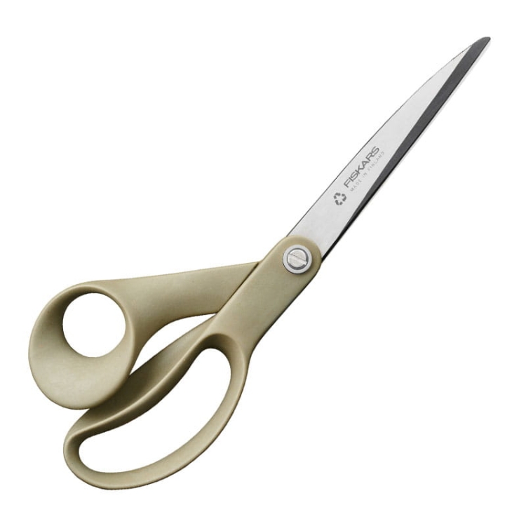 Uniwersalne nożyczki Fiskars ReNew o długości 24 cm, z ostrzem ze stali nierdzewnej i ergonomicznymi uchwytami w kolorze jasnoszarym. Zbliżenie na kąt ujęcia, pokazujące detal ostrza i uchwyty.