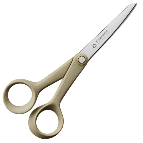 Nożyczki uniwersalne Fiskars ReNew 1074543 o długości 17 cm z metalowym ostrzem i ergonomicznymi uchwytami w kolorze beżowym. Ujęcie z boku, ukazujące detal konstrukcji oraz logo producenta.