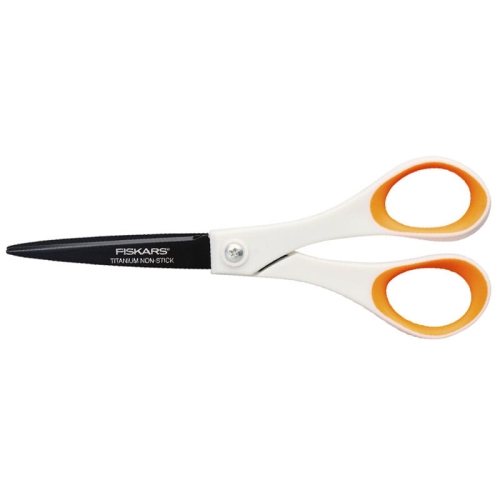 Nożyczki Fiskars Titanium Non-stick o długości 18 cm z czarnym ostrzem i białymi uchwytami z pomarańczowymi akcentami, stojące w pozycji otwartej. Ostrze pokryte powłoką zapobiegającą przyklejaniu się materiałów.