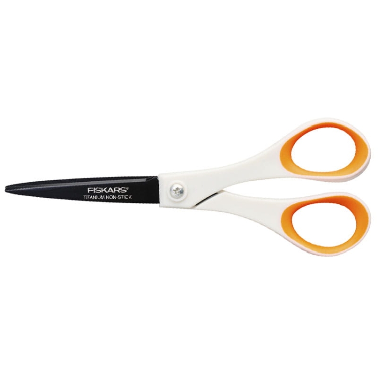 Nożyczki Fiskars Titanium Non-stick o długości 18 cm z czarnym ostrzem i białymi uchwytami z pomarańczowymi akcentami, stojące w pozycji otwartej. Ostrze pokryte powłoką zapobiegającą przyklejaniu się materiałów.