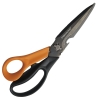 Nożyczki wielofunkcyjne Fiskars Cuts+More o długości 23 cm, z ostrzem w kolorze metalicznym, czarną i pomarańczową rączką. Posiadają ząbkowane krawędzie oraz dodatkowe funkcje, takie jak otwieracz do butelek. Ujęcie z boku, w pełnym rozłożeniu.
