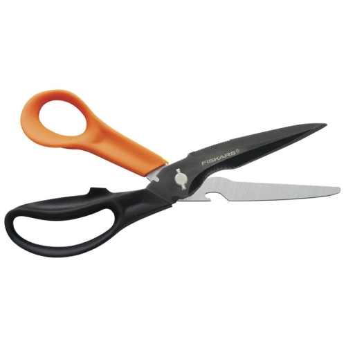 Nożyczki wielofunkcyjne Fiskars Cuts+More o długości 23 cm, z ostrzami w kolorze srebrnym i czarnym uchwytem z tworzywa. Posiadają ergonomiczną rączkę w kolorze pomarańczowym, idealne do cięcia różnych materiałów.