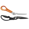 Nożyczki wielofunkcyjne Fiskars Cuts+More 1000809 o długości 23 cm, z ostrzami ze stali nierdzewnej. Górna część z pomarańczowym uchwytem, dolna z czarnym uchwytem. W zestawie funkcje cięcia i otwierania. Ujęcie frontalne.