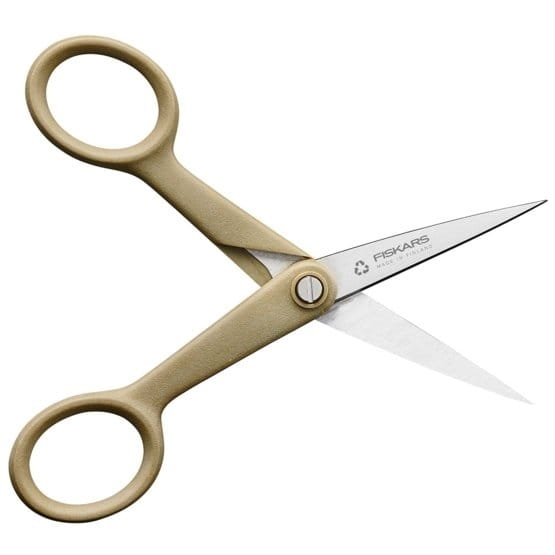 Nożyczki do nitek Fiskars ReNew 1062547 o długości 13 cm, z metalowymi ostrzami i ergonomicznymi, beżowymi uchwytami. Ujęcie frontalne, produkt leży na białym tle, idealne do precyzyjnego cięcia.