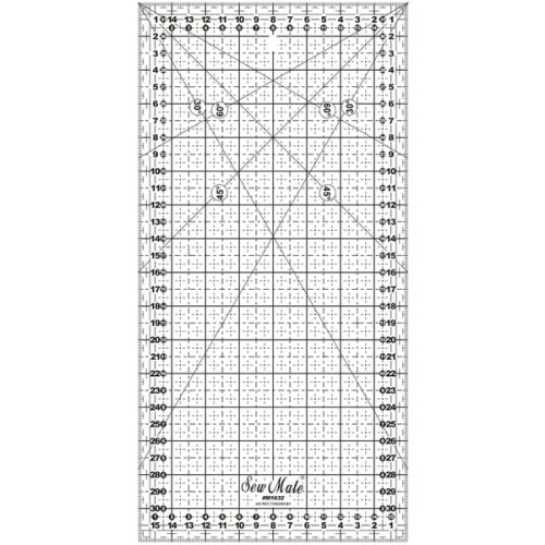 Linijka do patchworku i quiltingu 160x320 mm w kolorze przezroczystym, z siatką w czarne kwadraty, oznaczeniami pomiarowymi i logo Sew Mate na dole. Ujęcie frontalne, pokazujące całą powierzchnię oraz detale pomiarowe.
