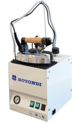 Wytwornica pary ROTONDI MINI 45 z żelazkiem 5l, z białą obudową, metalowym zbiornikiem na wodę, korkową rączką i kontrolkami na froncie. Widoczny manometr oraz węże parowe. Produkt stojący, frontalne ujęcie.