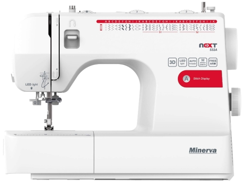 Maszyna do szycia Minerva Next 532A w kolorze białym, z wyświetlaczem ściegów, 32 wzorami szycia, automatycznym nawlekaczem, LED-owym oświetleniem oraz funkcją wolnego ramienia. Widok z boku, stojąca na płaskiej powierzchni.