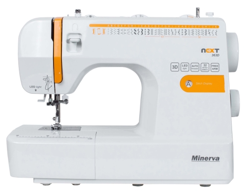 Maszyna do szycia Minerva Next 363D II w kolorze białym z pomarańczowymi detalami. Posiada 32 wzory ściegów, wyświetlacz, funkcję automatycznego nawlekania i oświetlenie LED. Ujęcie frontalne, produkt leżący na płaskiej powierzchni.