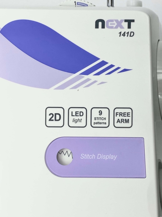 Maszyna do szycia Minerva Next 141D II w kolorze białym z fioletowymi akcentami. Widoczne przyciski: 2D, LED light, 9 STITCH patterns, FREE ARM oraz panel Stitch Display. Ujęcie frontalne, ukazujące szczegóły panelu sterującego.