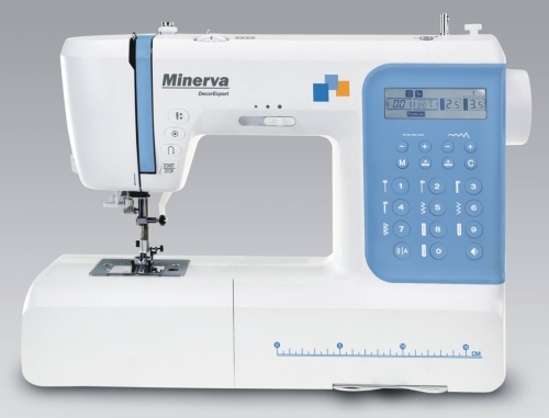 Maszyna do szycia Minerva DecorExpert w kolorze białym z niebieskimi akcentami. Posiada elektroniczny panel sterujący z wyświetlaczem LCD oraz przyciskami do wyboru wzorów. Widoczna stopka do szycia i metalowa płytka z miarką. Stojąca na białym tle.