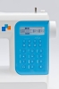 Maszyna do szycia Minerva DecorExpert z niebieską panelem sterującym, wyświetlaczem LCD i przyciskami do wyboru wzorów szycia. Widoczna jest funkcja autolock oraz różne symbole ściegów. Produkt umieszczony na jasnym tle.