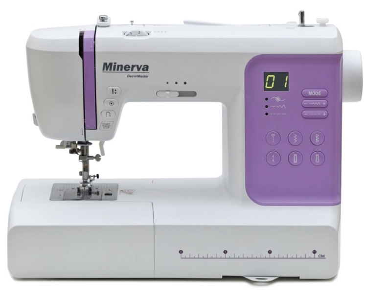 Maszyna do szycia Minerva DecorMaster w kolorze białym z fioletowymi akcentami, z wyświetlaczem LCD i przyciskami funkcyjnymi. Ujęcie frontalne, ukazujące igłę, stopkę oraz panel sterujący z numerami i symbolami. Idealna do szycia różnych materiałów.