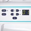 Panel sterujący maszyny do szycia PFAFF SMARTER 260C z przyciskami do wyboru ściegów oraz cyfrowym wyświetlaczem. Kolor biały z niebieskimi akcentami. Widoczne przyciski do regulacji, informacji oraz wyboru programów szycia.