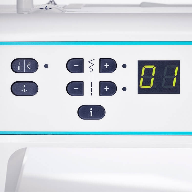 Panel sterujący maszyny do szycia PFAFF SMARTER 260C z przyciskami do wyboru ściegów oraz cyfrowym wyświetlaczem. Kolor biały z niebieskimi akcentami. Widoczne przyciski do regulacji, informacji oraz wyboru programów szycia.
