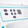 Panel sterujący maszyny do szycia PFAFF SMARTER 260C z cyfrowym wyświetlaczem i przyciskami do wyboru ściegów. Widoczne są ikony ściegów oraz przyciski + i -, a także informacja o aktualnym ustawieniu (2A). Kolorystyka biała z niebieskimi akcentami.