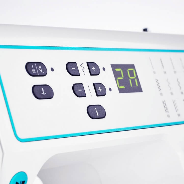 Panel sterujący maszyny do szycia PFAFF SMARTER 260C z cyfrowym wyświetlaczem i przyciskami do wyboru ściegów. Widoczne są ikony ściegów oraz przyciski + i -, a także informacja o aktualnym ustawieniu (2A). Kolorystyka biała z niebieskimi akcentami.