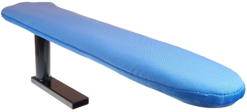 Rękawowy prasulec Rotondi RA1 o długości 56 cm w kolorze błękitnym, z materiału tekstylnego. Ustawiony poziomo, z metalowym stelażem w kolorze czarnym. Przeznaczony do prasowania rękawów, z funkcją odsysania.