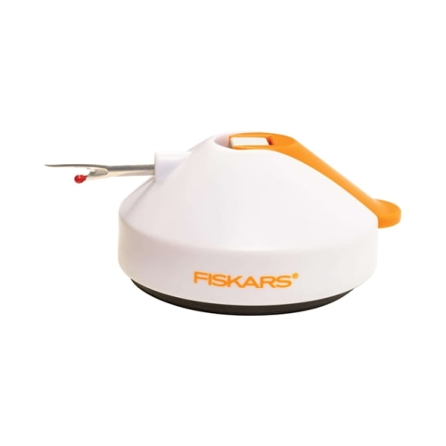 Rozpruwacz Fiskars 1059563 w białej obudowie z pomarańczowym uchwytem. Narzędzie ma metalowy, szpiczasty koniec do przecinania szwów oraz dziurek. Ujęcie z boku, ukazujące ergonomiczną formę i logo Fiskars na obudowie.