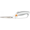 Nożyce krawieckie Fiskars Easy Action o długości 26 cm, z ostrzami ze stali nierdzewnej. Ergonomiczny uchwyt w kolorze białym z pomarańczowym przyciskiem. Ujęcie z boku, ukazujące kształt i detale uchwytu oraz ostrzy.