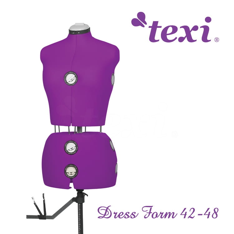 Regulowany manekin krawiecki Texi Dress Form 42-48 w kolorze purpurowym. Zawiera metalowe guziki do regulacji obwodu. Ustawiony w pozycji stojącej na podstawie, z widocznymi narzędziami po lewej stronie.