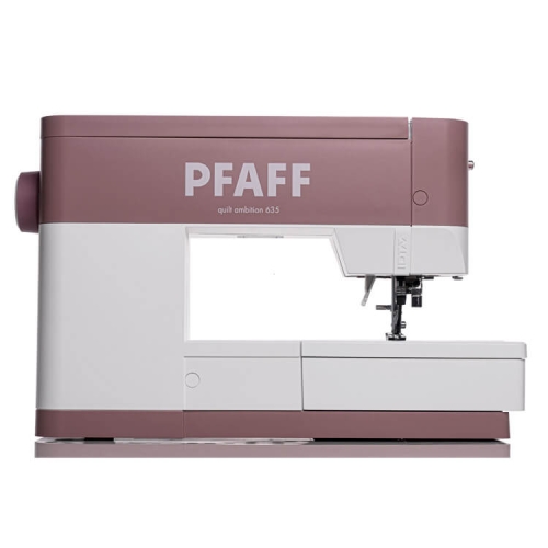 Maszyna do szycia PFAFF QUILT AMBITION 635 w kolorze różowym i białym, z podwójnym transportem. Ujęcie z boku, z widocznymi przyciskami i szufladą na akcesoria. Logo PFAFF umieszczone na froncie.