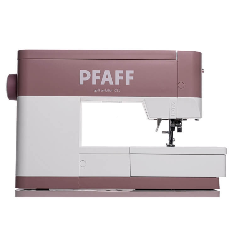 Maszyna do szycia PFAFF QUILT AMBITION 635 w kolorze różowym i białym, z podwójnym transportem. Ujęcie z boku, z widocznymi przyciskami i szufladą na akcesoria. Logo PFAFF umieszczone na froncie.