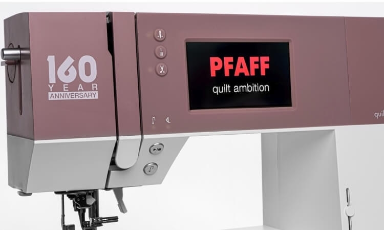 Maszyna do szycia PFAFF QUILT AMBITION 635 z podwójnym transportem, w kolorze różowym, z wyświetlaczem LCD. Widoczne przyciski sterujące oraz logo PFAFF i napis quilt ambition. Ujęcie frontalne, podkreślające detale obudowy i panelu.