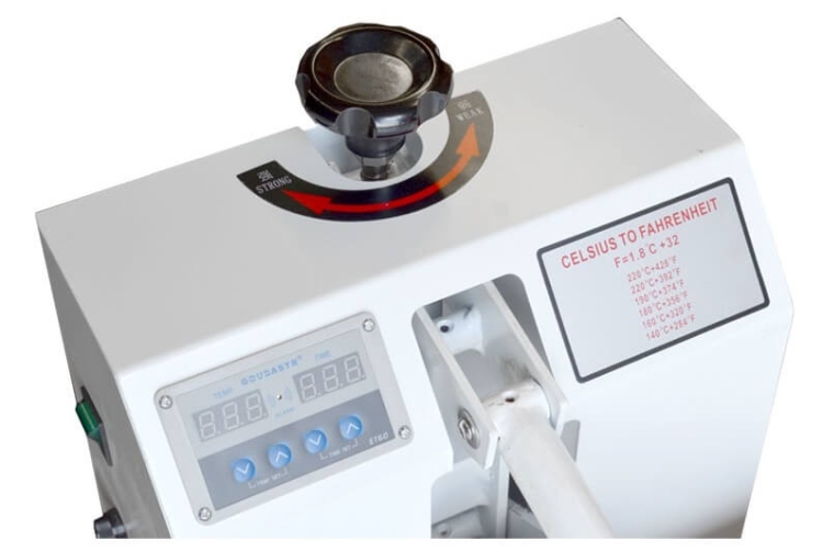 Prasa do termodruku KRAFFT THS-4060D z cyfrowym wyświetlaczem, regulacją temperatury w stopniach Celsjusza i Fahrenheita. Widoczny pokrętło do ustawiania siły nacisku oraz oznaczenia temperatury. Kolor biały, prostokątny kształt.