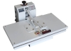 Prasa do termodruku KRAFFT THS-4060D o wymiarach 60×40 cm, w kolorze białym, z dużą płaską powierzchnią roboczą. Wyposażona w uchwyt do łatwego zamykania oraz wyświetlacz cyfrowy. Kąt ujęcia z przodu, pokazujący całość urządzenia.