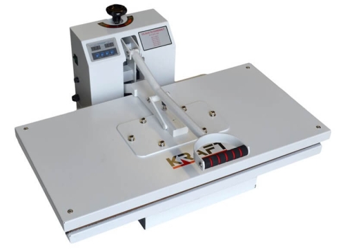 Prasa do termodruku KRAFFT THS-4060D o wymiarach 60×40 cm, w kolorze białym, z dużą płaską powierzchnią roboczą. Wyposażona w uchwyt do łatwego zamykania oraz wyświetlacz cyfrowy. Kąt ujęcia z przodu, pokazujący całość urządzenia.