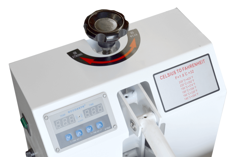 Prasa do termodruku KRAFFT THS-4080D z białą obudową. Widoczny czarny pokrętło do regulacji ciśnienia oraz panel sterujący z wyświetlaczem i przyciskami. Na obudowie znajduje się czytelna etykieta z przelicznikiem temperatury Celsiusza na Fahrenheita.