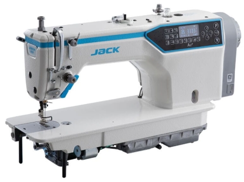 Stebnówka JACK A8, automatyczna 1-igłowa, z elektronicznym systemem transportu. W kolorze białym z niebieskimi akcentami, widoczny panel sterujący z wyświetlaczem. Maszyna stoi na płaskiej powierzchni, z widocznym uchwytem i stopką do szycia.