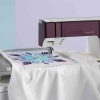 Maszyno-hafciarka PFAFF CREATIVE ICON 2 z podwójnym transportem, ustawiona z przodu, z widocznym haftem w kolorach niebieskim i purpurowym na białym materiale. Urządzenie ma nowoczesny design i cyfrowe przyciski na obudowie. Tło w pastelowych odcieniach.