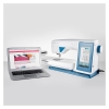 Maszyno-hafciarka Husqvarna Viking DESIGNER SAPPHIRE 85 z kolorowym ekranem dotykowym, umieszczona obok laptopa. Widoczna biała obudowa z niebieskimi akcentami, stół do szycia oraz igła w pozycji roboczej. Tło jednolite, jasne.