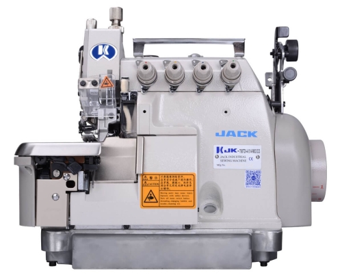 Owerlok JACK JK-798TDI-4-514-A04/435, 4-nitkowy, w kolorze szarym z niebieskim logo. Widok z boku, maszyna z metalowym blatem, widoczne elementy kontrolne, w tym pokrętło i ostrza. Etykieta ostrzegawcza na obudowie.