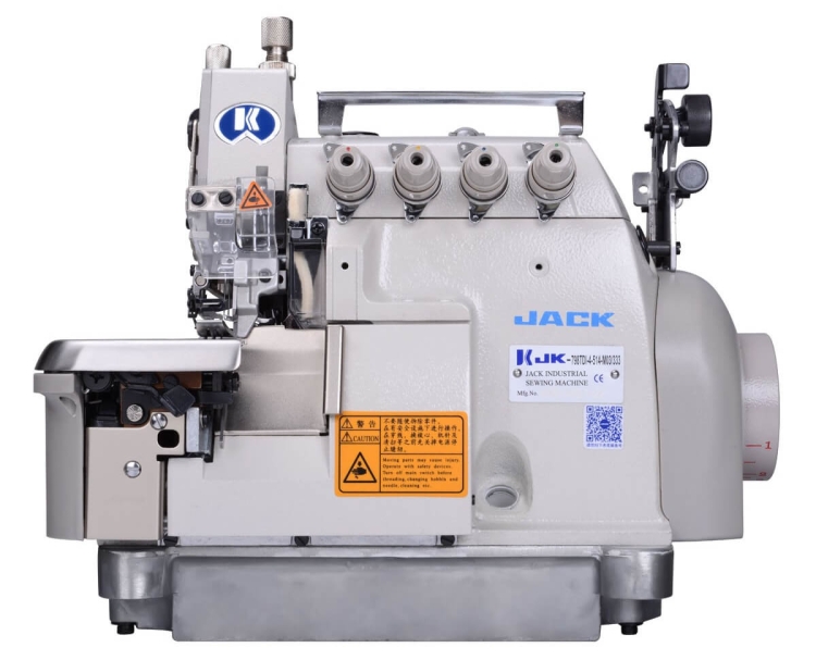 Owerlok JACK JK-798TDI-4-514-A04/435, 4-nitkowy, w kolorze szarym z niebieskim logo. Widok z boku, maszyna z metalowym blatem, widoczne elementy kontrolne, w tym pokrętło i ostrza. Etykieta ostrzegawcza na obudowie.