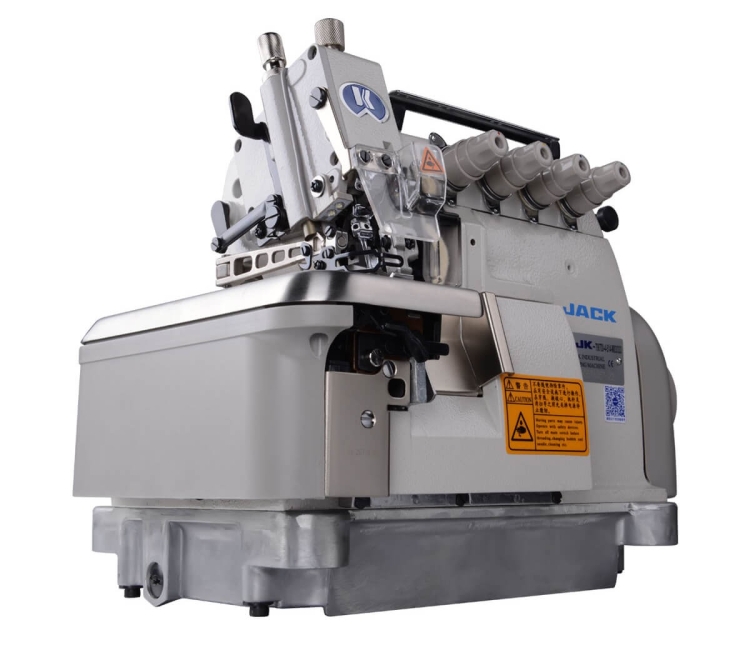 Owerlok JACK JK-798TDI-4-514-A04/435, 4-nitkowy, w kolorze szarym, widoczny z boku. Posiada metalowe elementy, uchwyt do przesuwania, a także oznaczenia ostrzegawcze na obudowie. Stojąca konstrukcja z solidną podstawą.