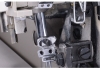 Zbliżenie na mechanizm owerloka JACK JK-798TDI-4-514-A04/435, ukazujące metalowe elementy, takie jak chromowane rury, śruby oraz dźwignie. Widoczna jest także część obudowy maszyny oraz elementy mocujące, w tym czarne pokrętło regulacyjne.