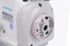 Regulator napięcia z oznaczeniami od 1 do 4, umieszczony na obudowie owerloka JACK JK-798TE-4-514-A04/435. Wyraźne logo JACK na górze oraz metalowe elementy montażowe. Obudowa w jasnoszarym kolorze z teksturą.