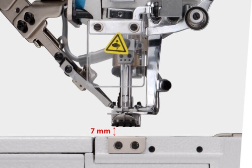Renderka JACK W4-D-01GB, maszyna drabinkowa bez funkcji automatycznych, pokazana z boku. Widoczny detal stopki z oznaczeniem 7 mm oraz mechanizmy szycia. Metalowa konstrukcja z elementami plastikowymi. Tło proste, jasne.