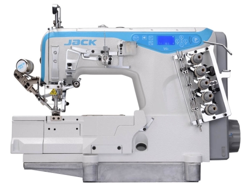 Maszyna do szycia JACK W4-UT-01GB w kolorze szarym z niebieskimi elementami. Widok z boku, z widocznymi funkcjami automatycznymi, panel sterujący z wyświetlaczem oraz pięcioma szpulami nitki po prawej stronie.