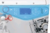 Panel sterujący renderki JACK W4-UT-01GB z przyciskami funkcji automatycznych, wyświetlaczem LCD oraz ikonami. Przycisk w czerwonym okręgu oznacza funkcję start/stop. Stalowa konstrukcja maszyny widoczna w tle.