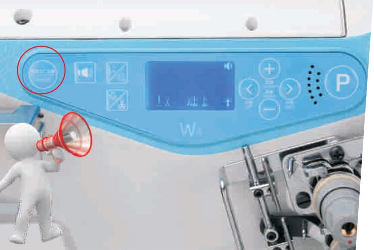 Panel sterujący renderki JACK W4-UT-01GB z przyciskami funkcji automatycznych, wyświetlaczem LCD oraz ikonami. Przycisk w czerwonym okręgu oznacza funkcję start/stop. Stalowa konstrukcja maszyny widoczna w tle.