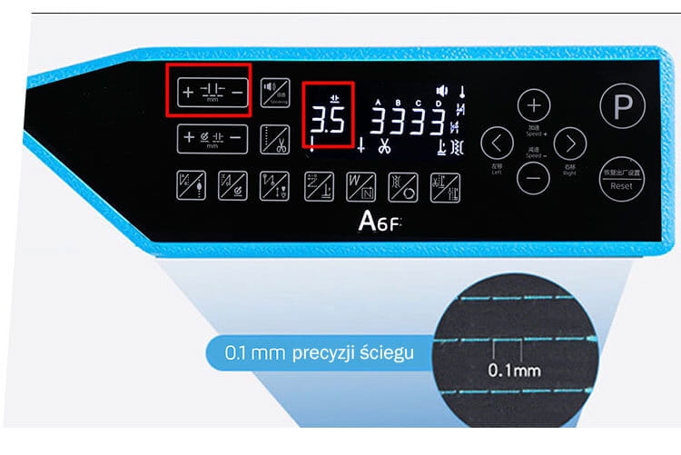 Panel sterujący stebnówki JACK A6F-EH z wyświetlaczem LED. Widoczne przyciski regulacji długości ściegu oraz opcje ustawień. Informacja o precyzji ściegu 0,1 mm. Kolorystyka czarna z niebieskimi akcentami.